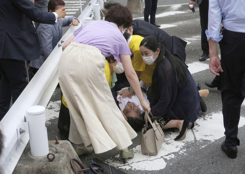 網友外傳照片中為安倍處理傷勢的馬尾女子是「女神級保鏢」石田萌美，但經核實確認不是，僅是日本看護聯盟的工作人員。   圖：達志影像 / 路透社（資料照）