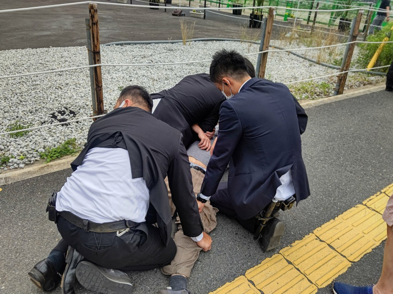 41歲男子山上徹也開槍襲擊日本前首相安倍晉三後，輕微反抗即在原地被壓制逮捕。   圖：翻攝@msc_ss推特