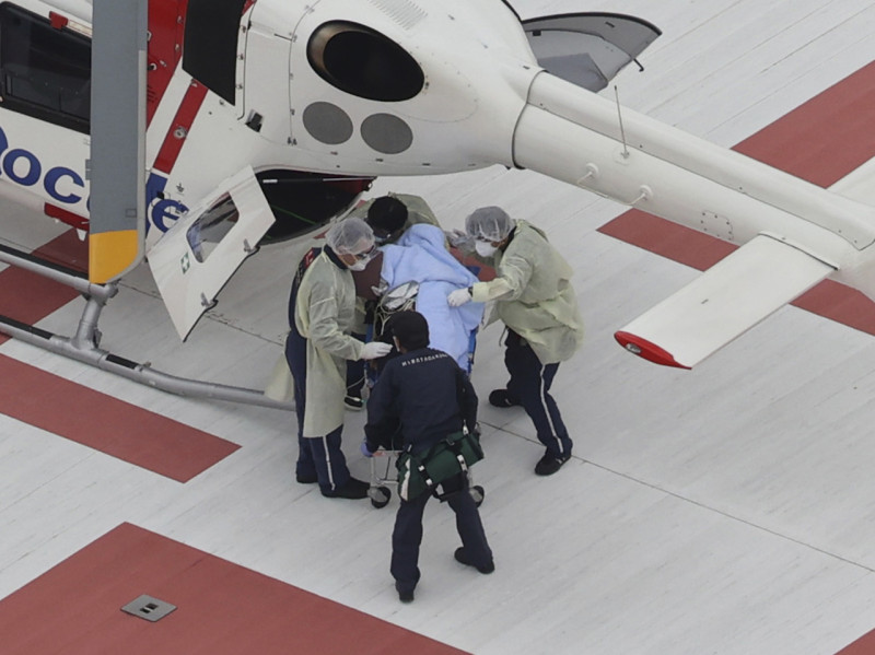 日本前任首相安倍晉三上直升機轉院至奈良醫科大學醫院。   圖：達志影像/美聯社