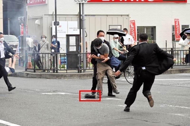 涉嫌開槍襲擊日本前首相安倍晉三的41歲男子山上徹也，經查曾是日本海上自衛隊成員，使用槍械(紅圈標示)證實為土製改造手槍。   圖：翻攝Twitter（資料照）