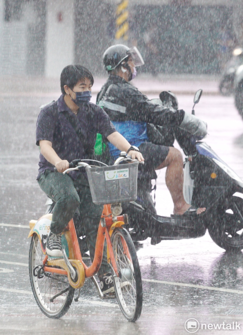 由於對流雲系發展旺盛，中央氣象局發布大雨特報(資料照)。   圖：張良一/攝