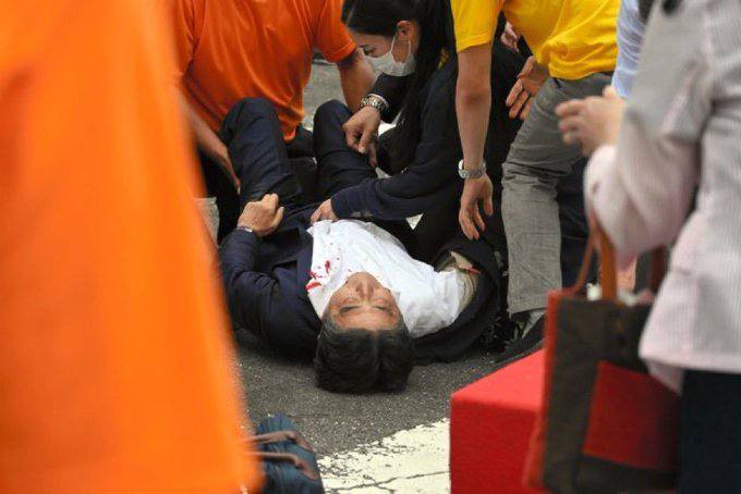 安倍晉三今日在奈良市進行公開演講時遭開槍擊中倒地，王尚智日本友人卻以「天罰」稱此槍擊案。   圖：翻攝自Twitter
