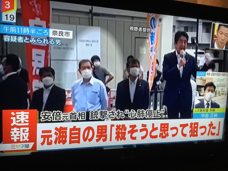 安倍演講時犯人山上徹也就站在背後。 圖：攝自NTV