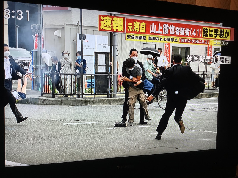 開槍襲擊安倍晉三凶嫌山上徹也遭逮捕過程。 圖：攝自TBS電視節目