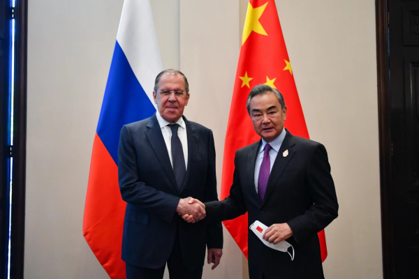 俄羅斯外長拉夫羅夫（Sergei Lavrov）與中共外長王毅在 G20 峰會前碰面。   圖：擷取自中國外交部
