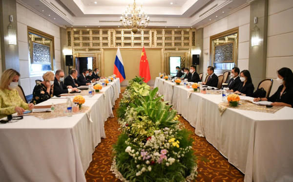 俄羅斯外長拉夫羅夫（Sergei Lavrov）與中共外長王毅在 G20 峰會前碰面。   圖：擷取自中國外交部