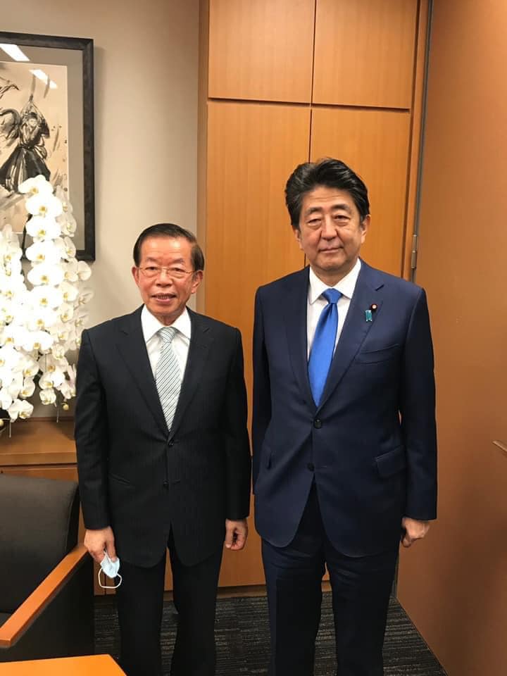 駐日代表謝長廷（左）PO出與日本前首相安倍晉三（右）的合照。   圖：擷取自謝長廷臉書