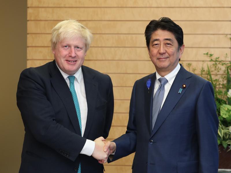 英國首相強生(左)和前日本首相安倍於2017年會面的畫面。   圖: 翻攝自@TomEDewey1948 推特