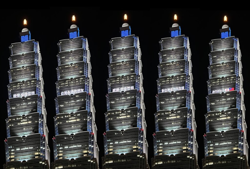 台北101於8日晚間點燈打字表達台灣人民對安倍的緬懷哀悼。   圖：台北101提供