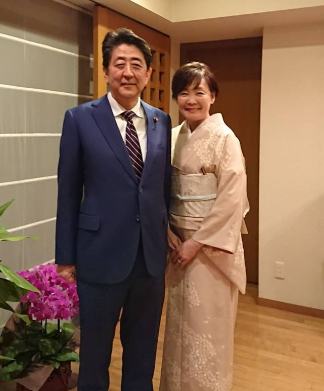 日本前首相安倍晉三（左）生前與遺孀安倍昭惠（右）合影。   圖：翻攝自Instagram@akieabe（資料照片）