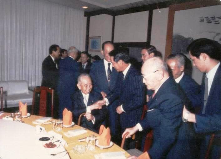 日本前首相岸信介(圖中坐者)是台日關係重要聯繫。圖為宋楚瑜與岸信介握手。   圖：擷自臉書「宋楚瑜找朋友」(資料照片)