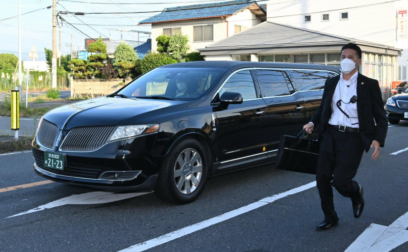 安倍晉三的靈車已經抵達東京家中。   圖：翻攝自推特