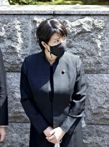 安倍晉三生前力挺的自民黨議員高市早苗身著黑衣，前往安倍的東京官邸致意。   圖：翻攝自推特近衛太呂丸 @tarotwo