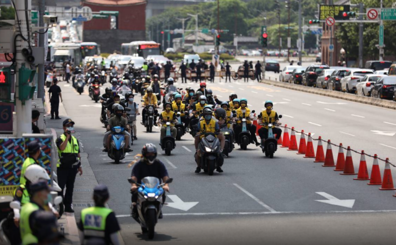 交通戒嚴大遊行隊伍行經忠孝西路。   圖：台灣機車路權促進會提供