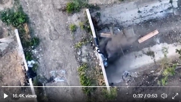 烏克蘭無人機向俄軍投下F1手榴彈，竄起陣陣濃煙。   圖：翻攝自ТРУХА⚡️English推特