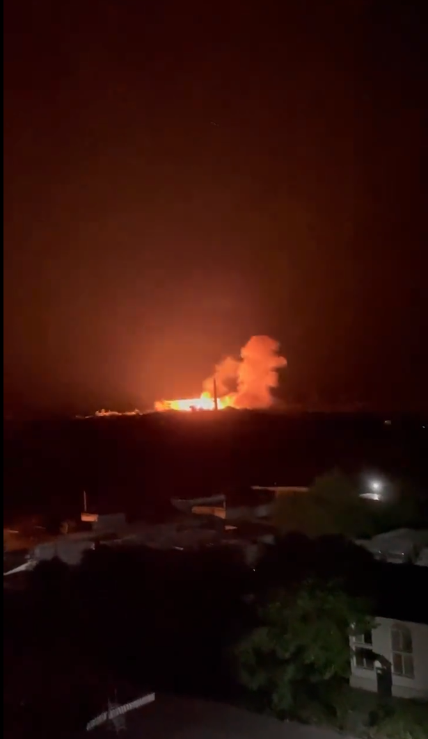 鄰近烏克蘭赫爾松的科穆納爾斯克的俄軍彈藥庫發生爆炸。   圖：翻攝自推特帳號@GirkinGirkin