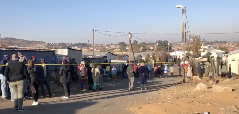 南非最大城約翰尼斯堡索維托（Soweto）鎮一間小酒館9日深夜發生大規模槍擊事件，造成 15 人死亡，另外3人傷勢危急。   圖：截自推特@Sicelo_MkhizeSA