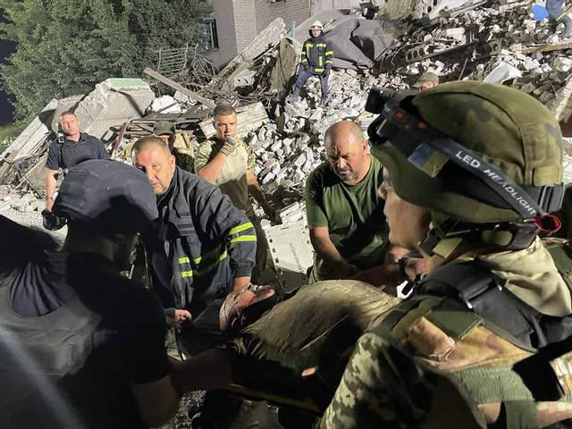 頓內茨克公寓遭俄火箭擊中倒塌，救難人員從瓦礫堆中救出傷者。   圖：翻攝ZMiST推特