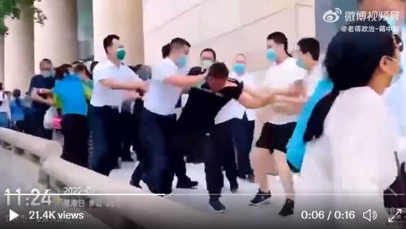 中國河南的儲戶聚集示威，遭身穿白衣的警方逮捕。   圖：翻攝自推特