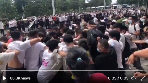 河南省警民爆發推擠衝突。   圖：翻攝自推特