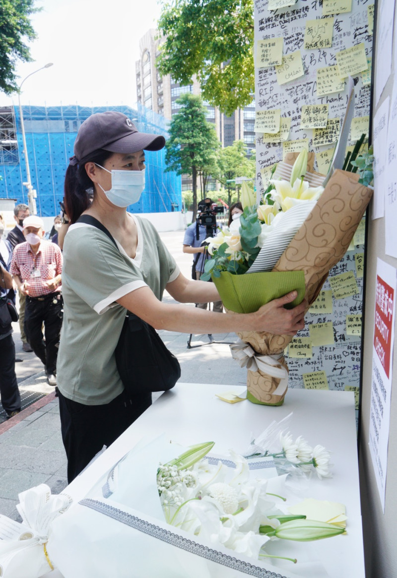 一位民眾一早就拿著一束鮮花到日本台灣交流協會台北事務所前獻花台，追悼遇刺亡故的日本前首相安倍晉三。   圖：張良一/攝