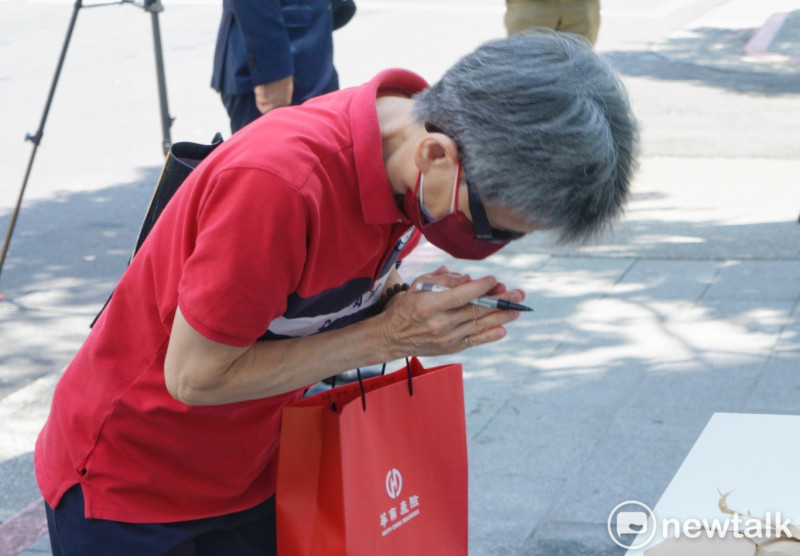 一位民眾一早就到日本臺灣交流協會台北事務所前，雙手合十追悼遇刺亡故的日本前首相安倍晉三。   圖：張良一/攝
