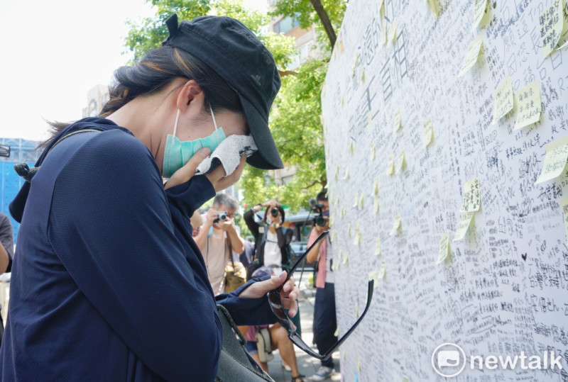 一位民眾到日本台灣交流協會台北事務所前，追悼遇刺亡故的日本前首相安倍晉三時，一度悲從中來掩面哭泣。   圖：張良一/攝