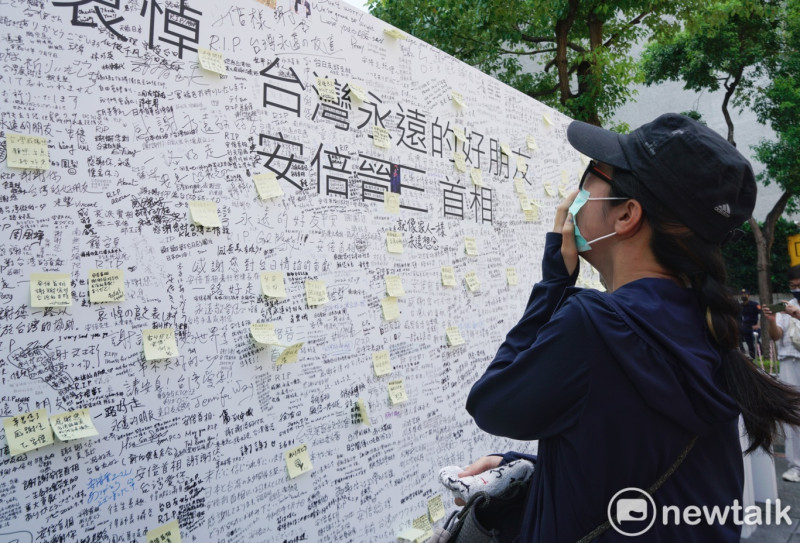 民眾一早就到日本臺灣交流協會台北事務所前，追悼遇刺亡故的日本前首相安倍晉三。   圖：張良一/攝