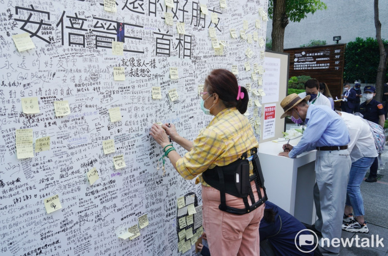 一些民眾一早就到日本臺灣交流協會台北事務所前，追悼遇刺亡故的日本前首相安倍晉三。   圖：張良一/攝