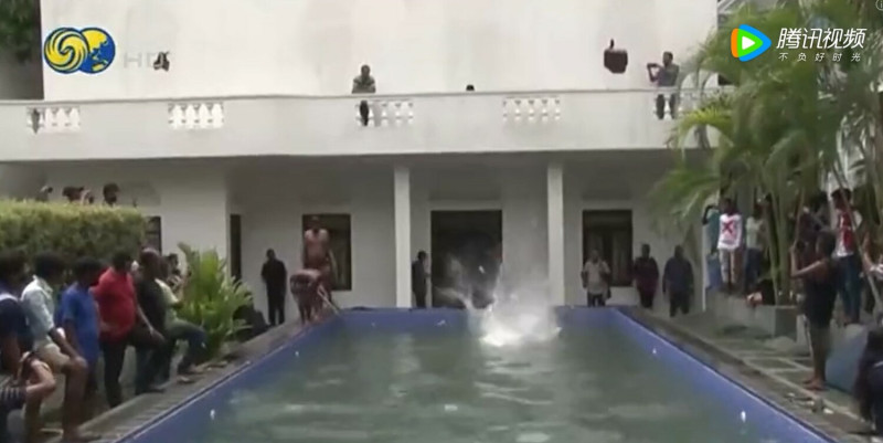 斯里蘭卡抗議民眾在總統官邸跳水，慶祝將拉賈帕克薩趕下台。   圖:翻攝自騰訊視頻