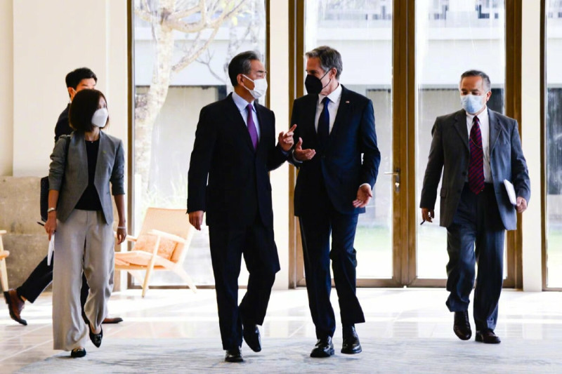 中國外交部長王毅（左）與美國國務卿布林肯（Antony Blinken）當地時間 9 日於印尼峇里島 G20 會後進行會談。   圖：擷取自中國外交部微博