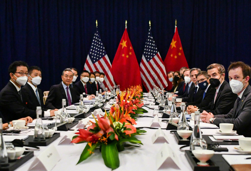 美國政府本週三發布了期待已久的國家安全戰略文件完整版，白宮將「戰勝中國」視為美國的全球優先要務。   圖：擷取自中國外交部微博（資料照）