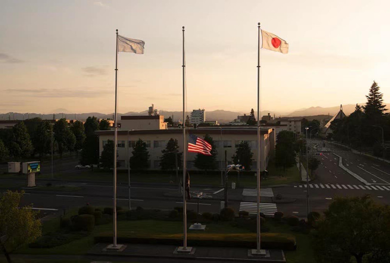 蔡正元表示日軍駐美基地出現，「不降半旗的日本國旗」和「降半旗的美國國旗」。   圖:翻攝自蔡正元臉書