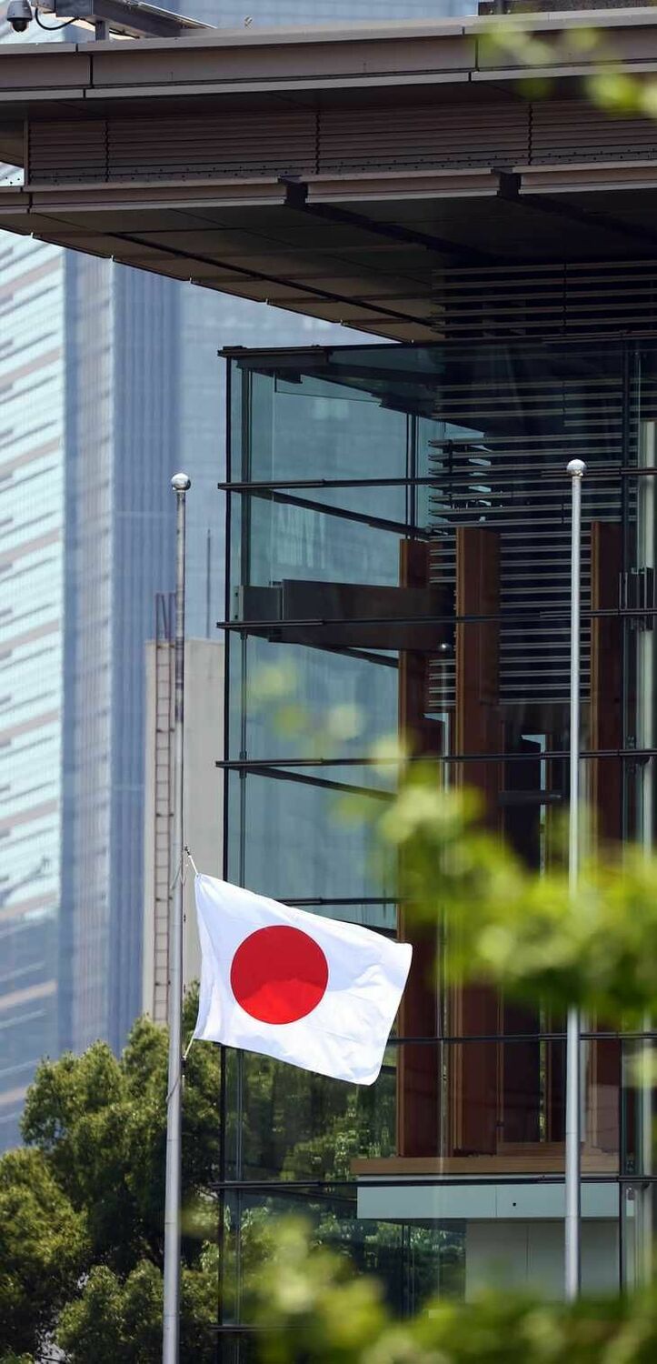 日本首相官邸為感念安倍逝世，將降下半旗直到 12 日。   圖:翻攝自環球網