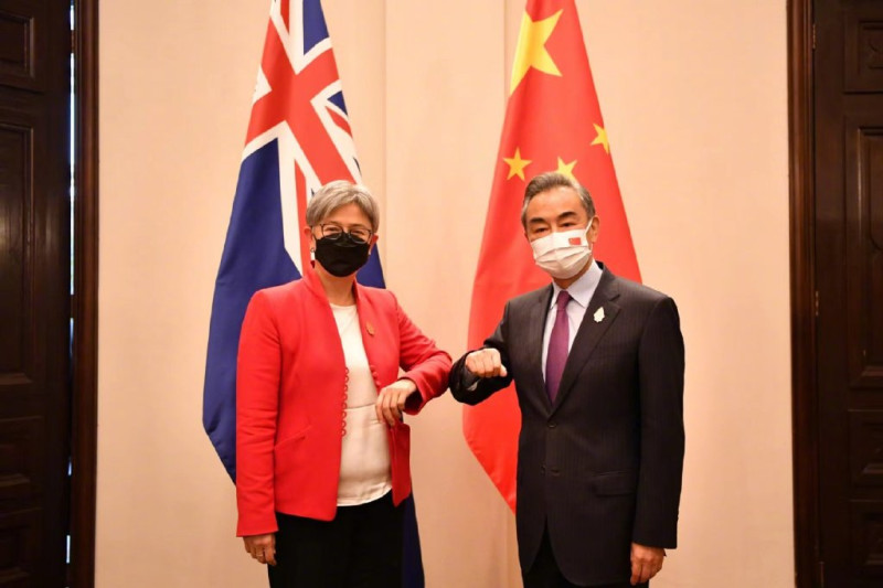 中國外交部長王毅（右） 8 日會晤澳洲外交部長黃英賢期間，敦促澳方採取四項行動清單，以使雙邊關係回歸正軌。   圖：擷自中國外交部微博