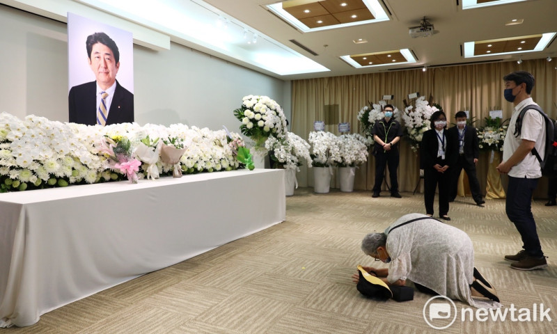 一些民眾在日本臺灣交流協會台北事務所內，向前首相安倍晉三跪拜致意。   圖：張良一/攝