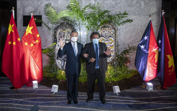 中國外交部長王毅5月底展開為期一週的太平洋「跳島之行」，期間於巴紐首都莫士比港和該國外長埃奧（Soroi Eoe）會晤。   圖：翻攝自趙立堅推特（資料照）