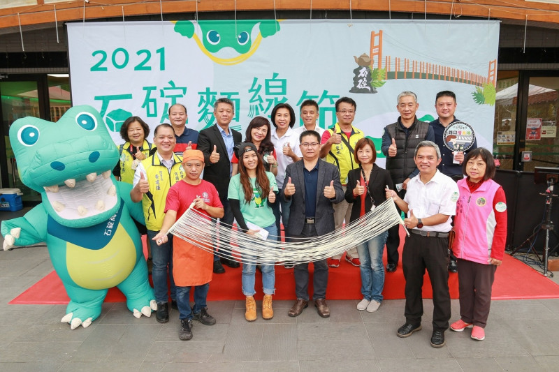 新北市商圈活動將由石碇商圈打頭陣，以吉祥物「淡定鱷」為主題，於7月15日至17日舉辦石碇鱷魚節。   圖：新北市經發局提供