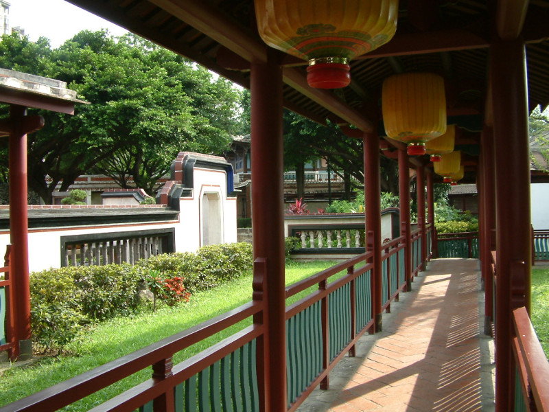 常有民眾在古色古香的林家花園拍照取景，尤其是林園的迴廊深受大家的喜愛。   圖：新北市文化局提供