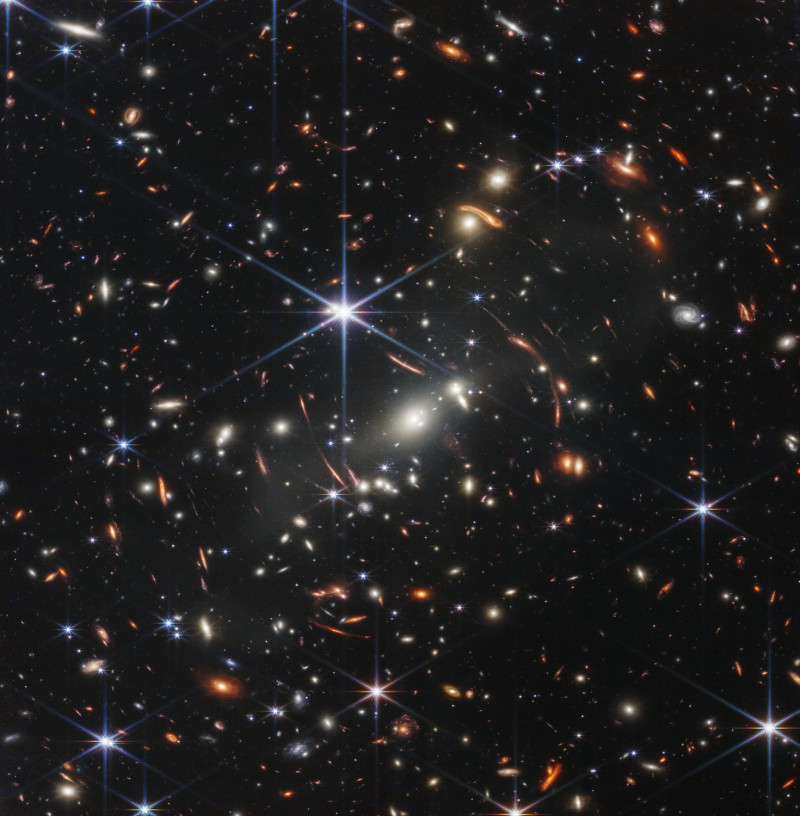 美國哈伯太空望遠鏡傳回來的到目前為止，拍攝到的最深處宇宙紅外線圖像。   圖：翻攝自拜登臉書