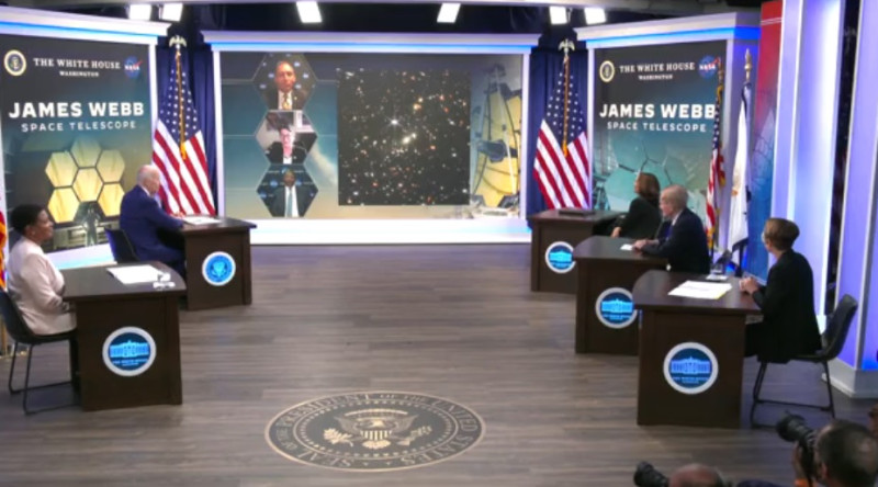 美國總統拜登（左二）與副總統賀錦麗（右三）連線美國太空總署，一起欣賞由哈伯太空望遠鏡傳回來的彩色宇宙圖像。   圖：翻攝自美國白宮臉書影片