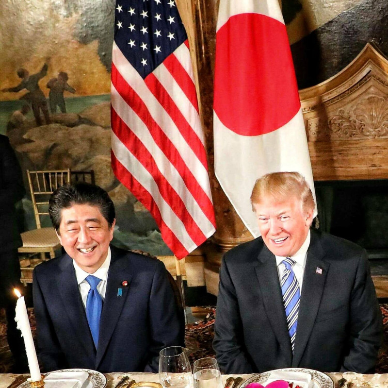已故前日本首相安倍晉三（左）與美國總統川普（右）。   圖：取自日本首相官邸臉書（資料照）