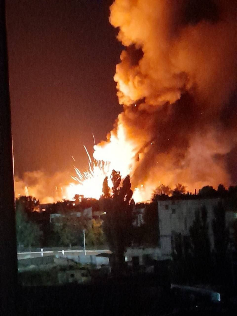 新卡霍夫卡鎮發生爆炸現場火光籠罩整個夜空   圖:翻攝自 Kyle Glen 推特
