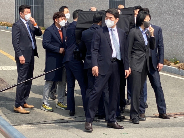韓國前總統朴槿惠在公開談話遭襲，保鑣瞬間組起「鐵桶陣」。   圖：翻攝自海外網
