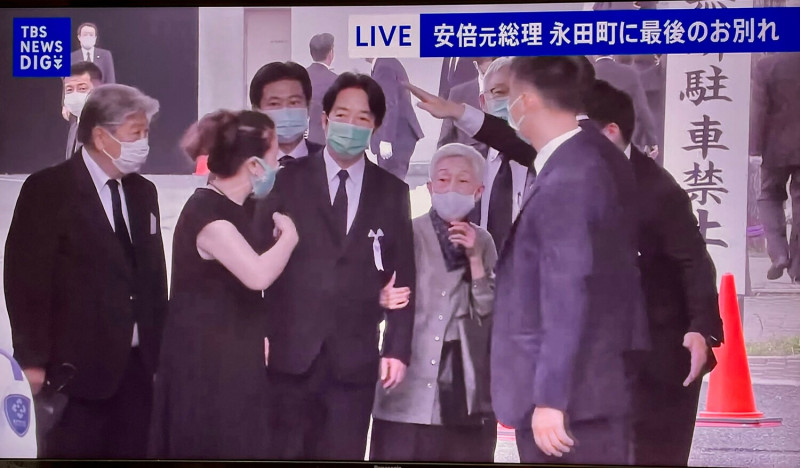 副總統賴清德12日參加日本前首相安倍晉三喪禮。前國策顧問金美齡也陪同在側。   圖：翻攝自東京電視台直播畫面