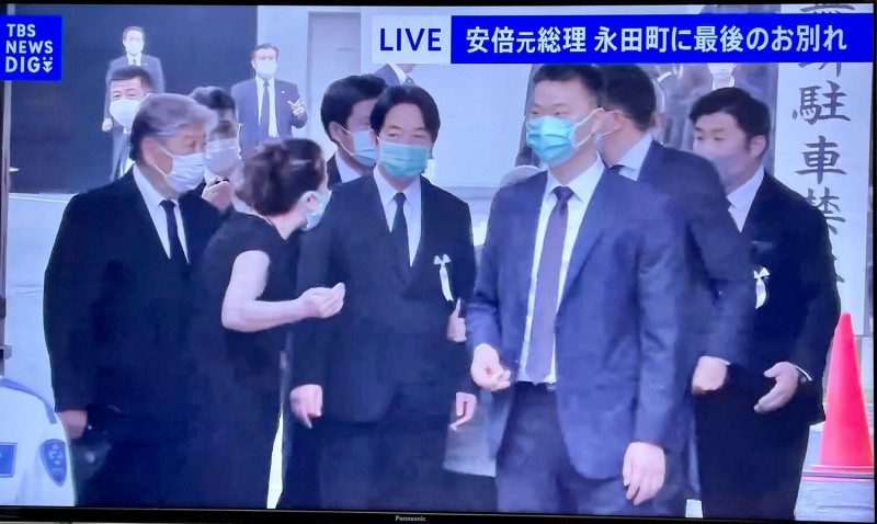 副總統賴清德12日出席日本前首相安倍晉三喪禮。   圖：翻攝自東京電視台直播畫面
