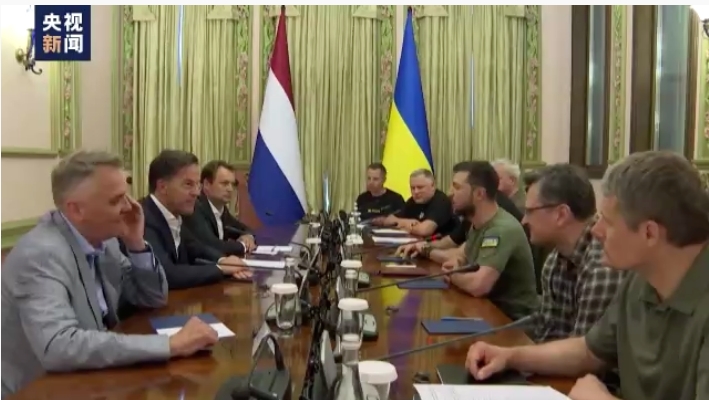 烏克蘭總統澤連斯基會見荷蘭首相呂特表示，雖然西方國家給予烏克蘭很多軍援但俄羅斯在炮火上仍佔據上風   圖:翻攝自央視新聞
