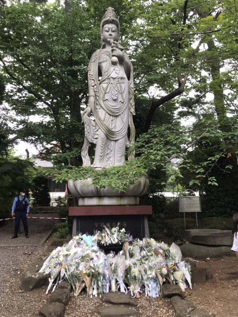 日本前首相安倍晉三告別式於東京增上寺舉行，民眾獻花致意。   圖：翻攝自江淑美臉書