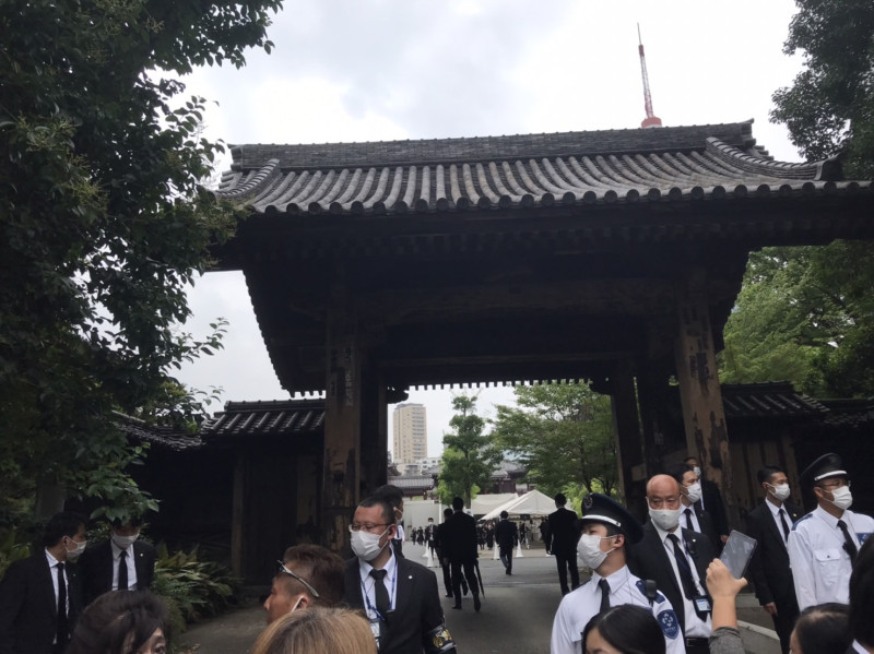 日本前首相安倍晉三告別式於東京增上寺舉行，大量民眾前往追悼。   圖：翻攝自江淑美臉書