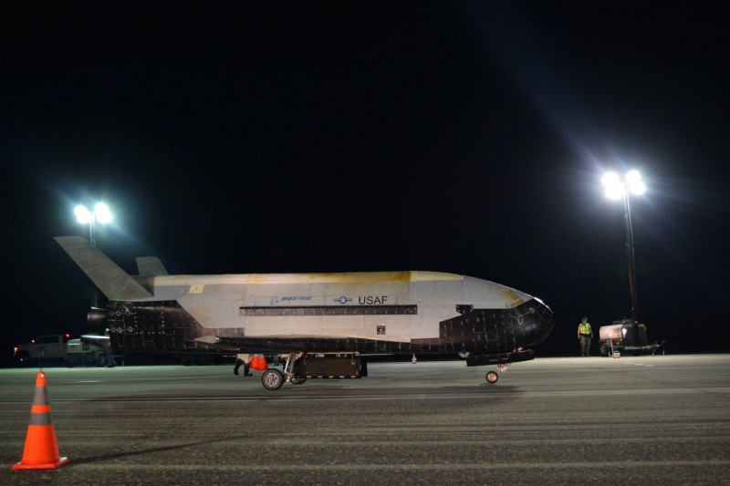 美國太空軍一架 X-37B 空天飛機，在太空中連續飛行超過 780 天，刷新最長在軌紀錄，但遭外界質疑可能有軍事目的。   圖：翻攝自Twitter